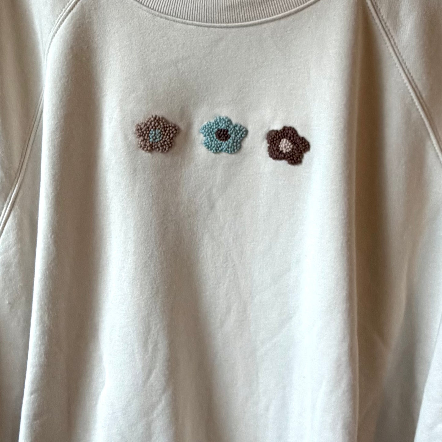 Brown and teal flowers crewneck